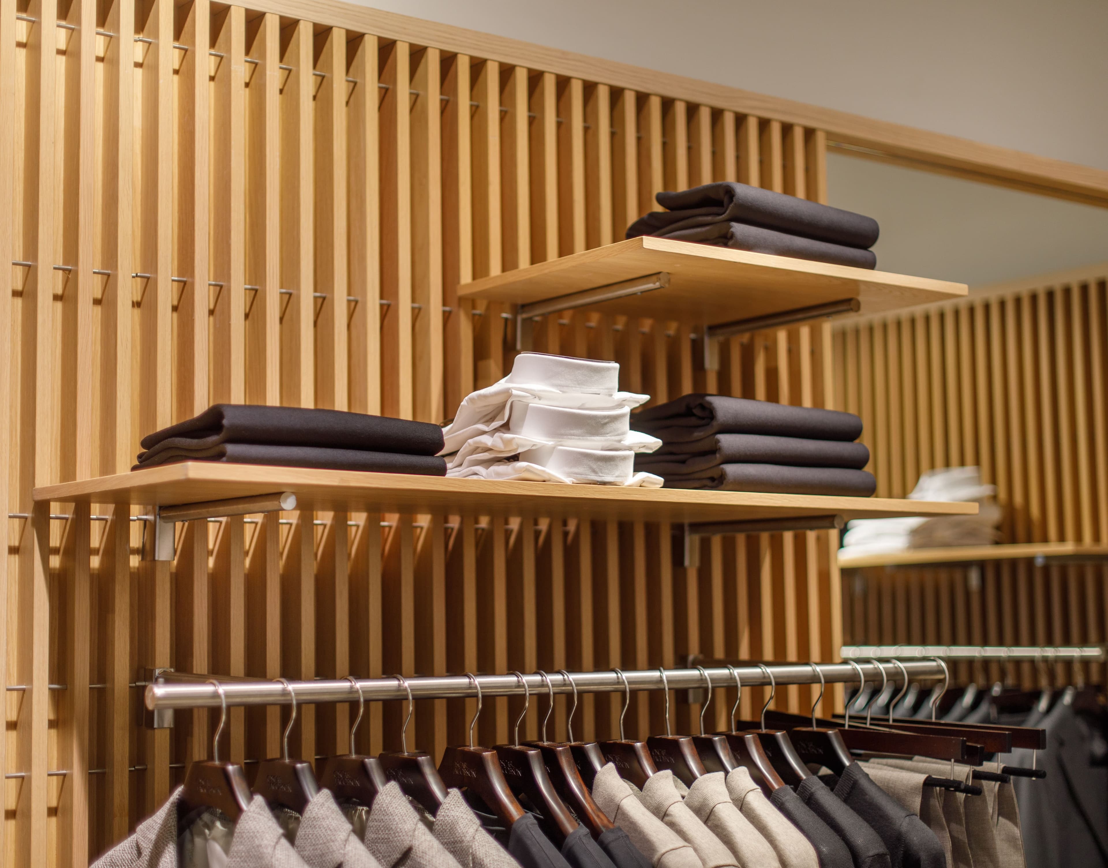 Butiksinredning för klädbutik, hylla i trä