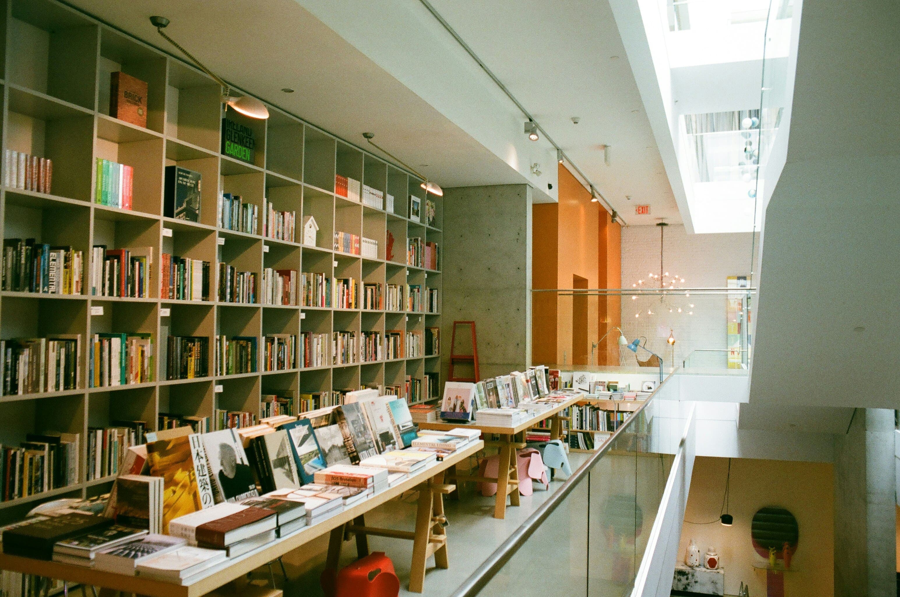 Store interior that strengthens the brand and creates a unique customer experience
