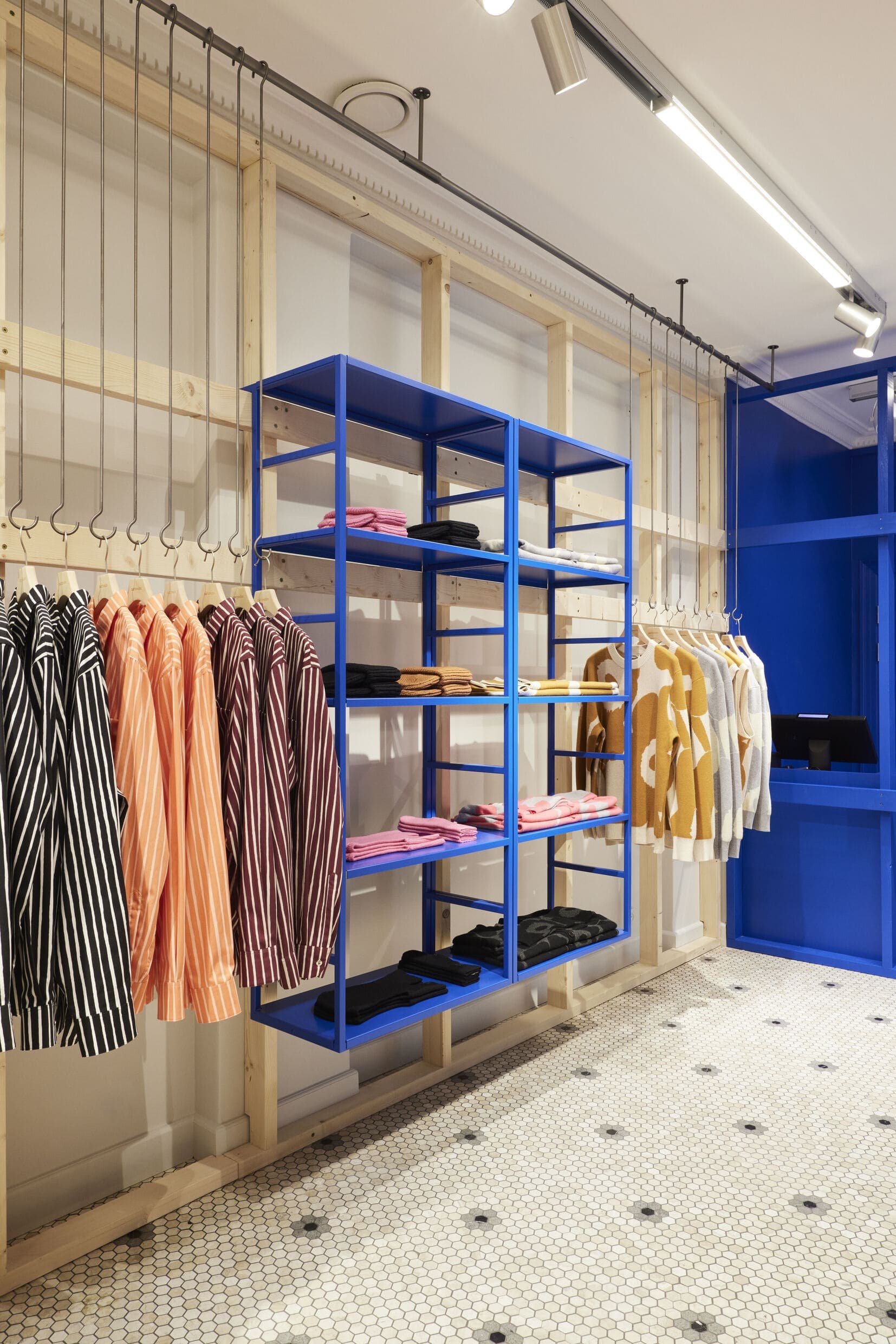 Butiksinredning hyllor – fördelar, nackdelar och anpassning till olika butiksmiljöer