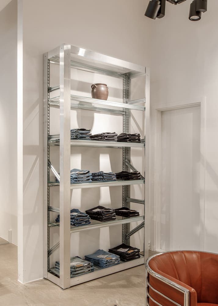 Plåthyllor till butik
